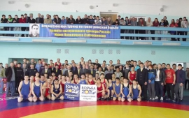 Турнир памяти Юрия Сапожникова всегда собирает перспективных борцов