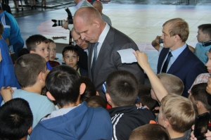 Карелин и Емельяненко посетили фестиваль единоборств СибГУФК